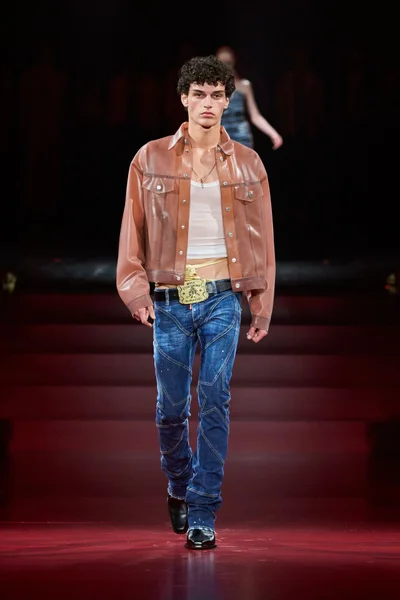 Look 16